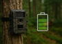 Wildkamera im Wald mit Symbol für volle Batterielaufzeit