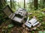 Wildkamera mit geöffnetem Batteriefach und Batterien zur Fehleranalyse