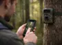 Wildkamera im Wald wird per Smartphone-App gesteuert